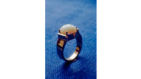 Object Yellow gold ring set with opalcover picture