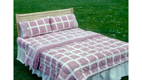 Object Pink squared bedspreadhas no cover picture