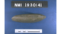 Object ISAP 03923, photograph of the right side of stone axecover